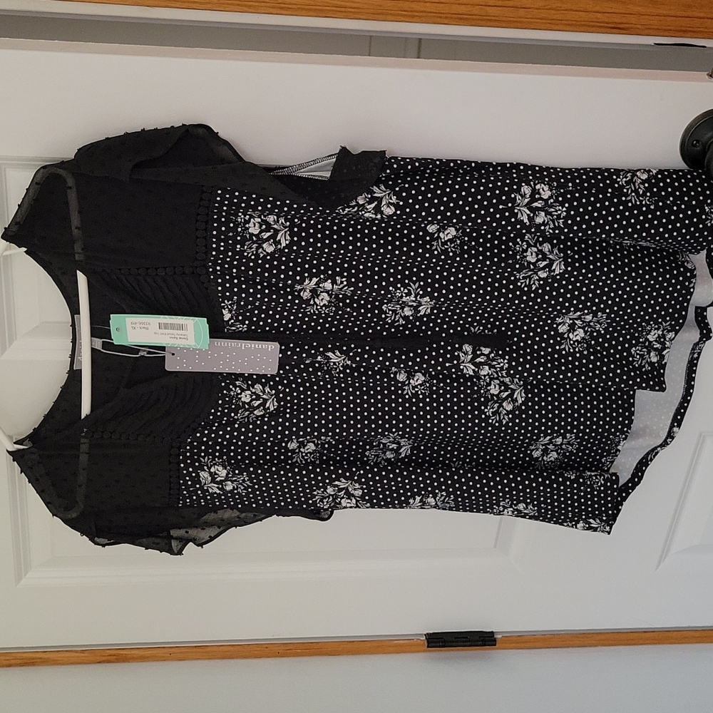 Black and white Danielle Rainn tassel knit top. Xl new with tags!